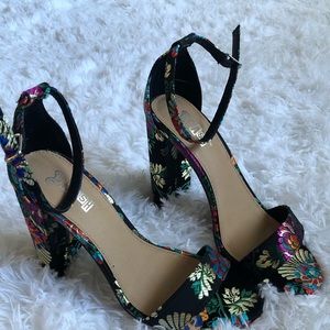 Cute Oriental Jacquard Patterned Heels